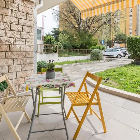 Im Erdgeschoss, Beim Beruehmten Znjan Apartment